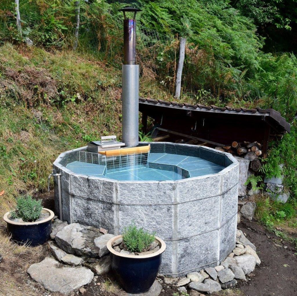 Ein Brunnen aus Natursteinplatten.